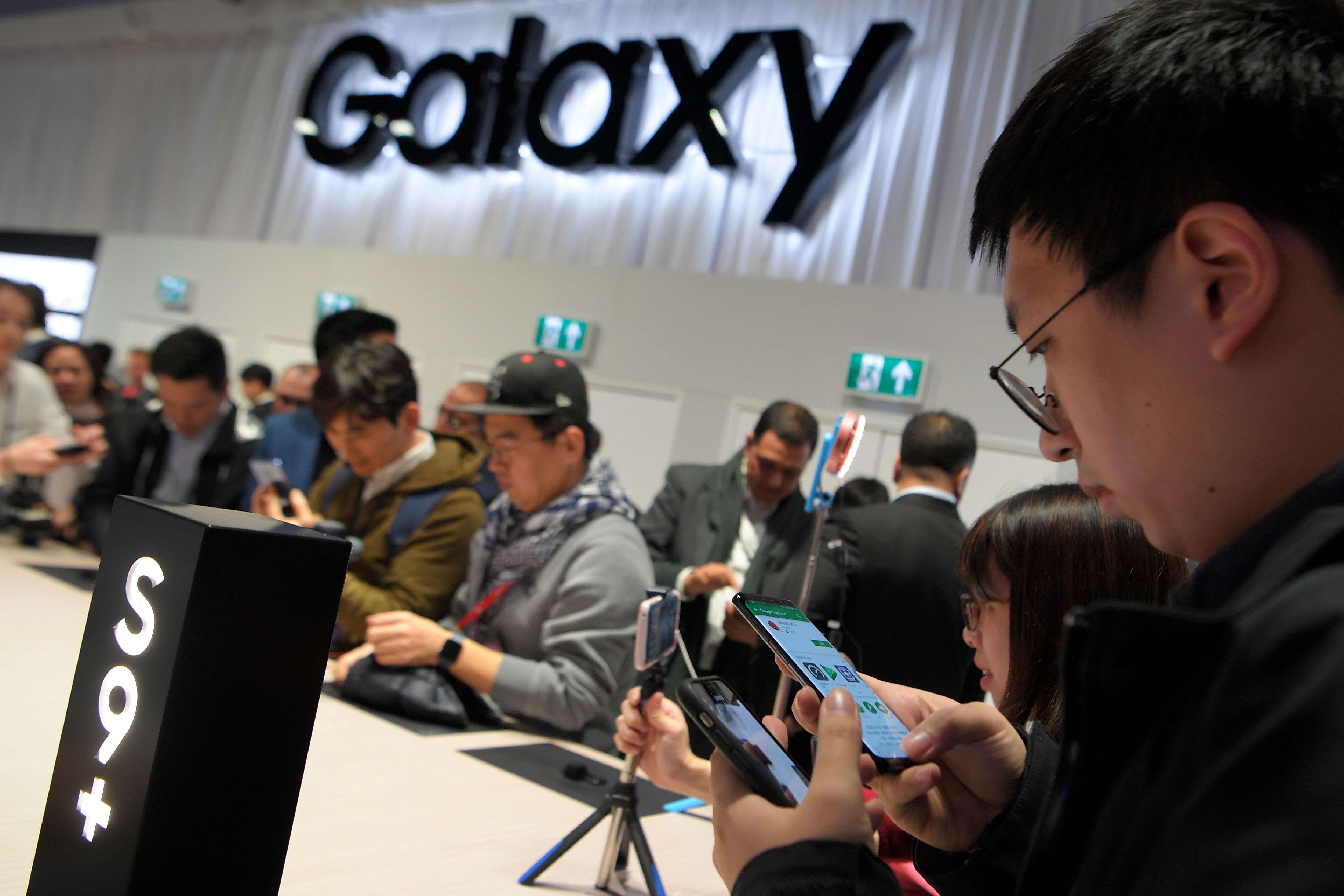 A man looks at a Samsung Galaxy S9+ mobilephone during the Samsung Galaxy S9 Unpacked event