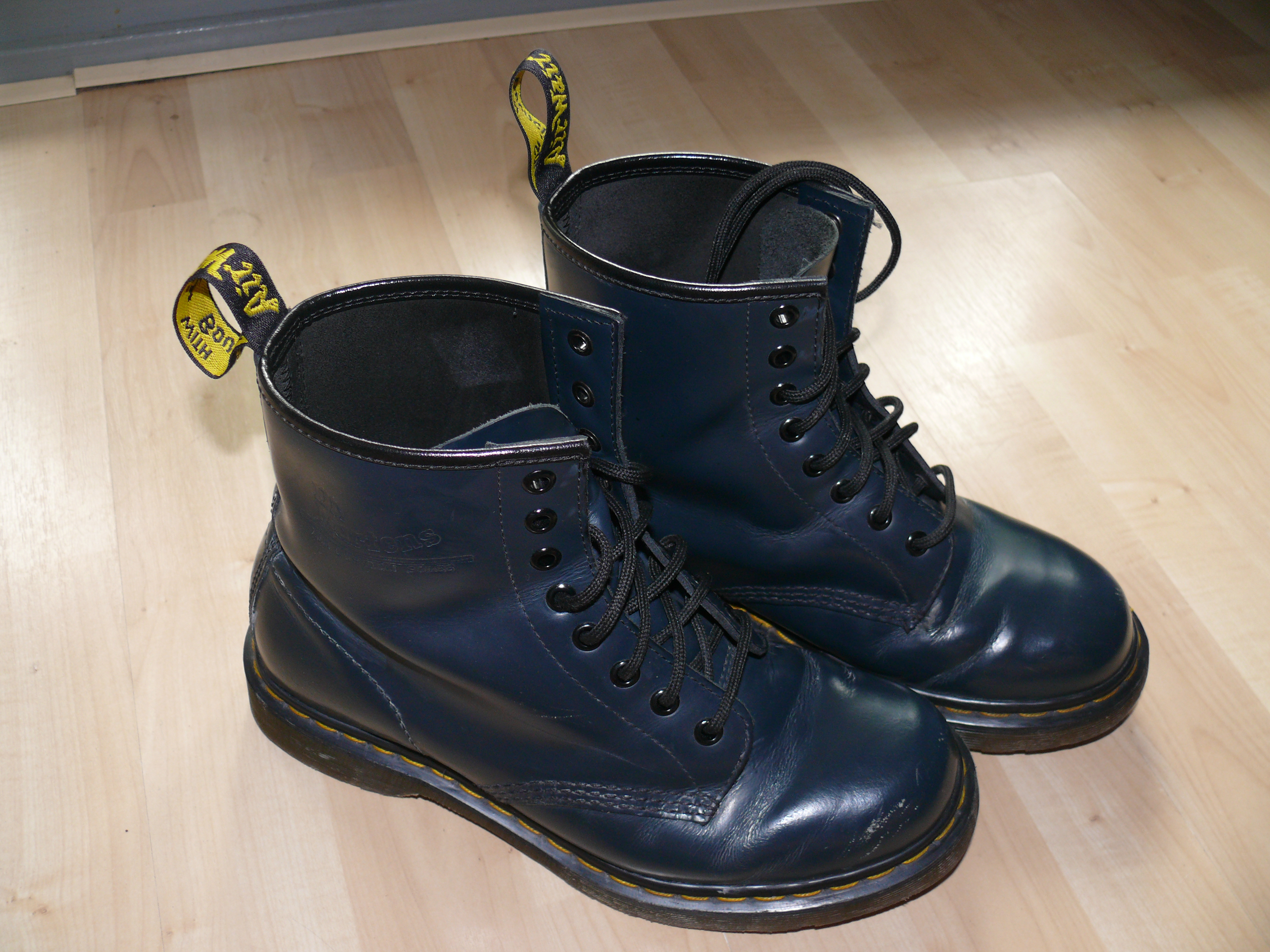 Doc martens hotsell 90s fashion