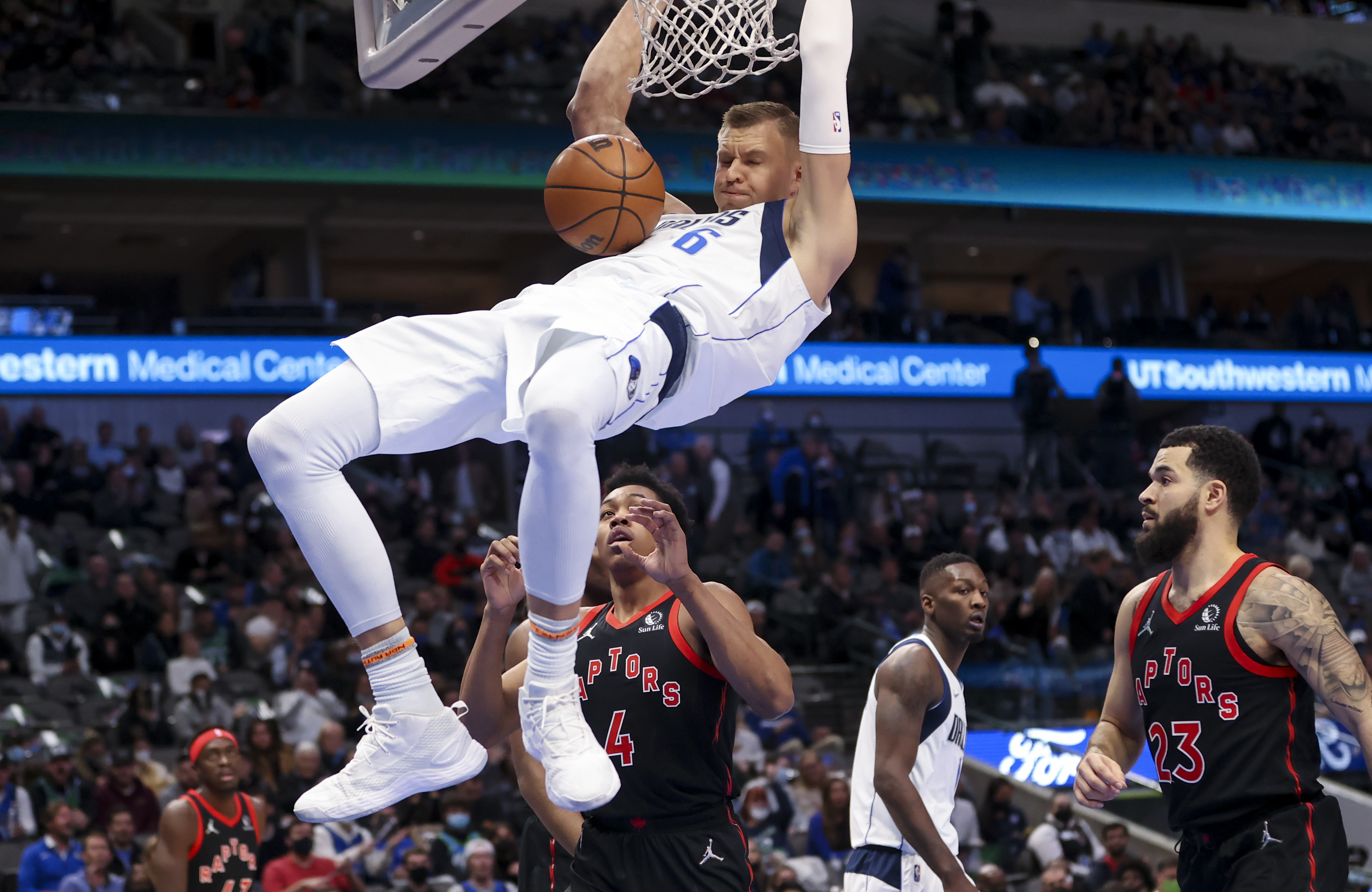 Kristaps Porzingis Dunk Mavs Raptors 2022