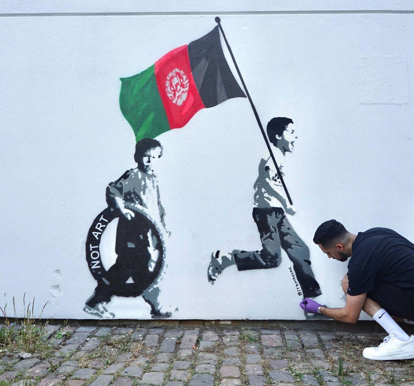 Toronto artist Mahyar Amiri makes mural inspired by Taliban takeover