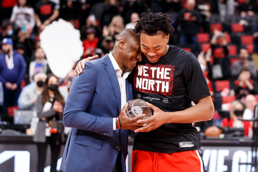 Masai Ujiri presenting Scottie Barnes with the Rookie of the Year