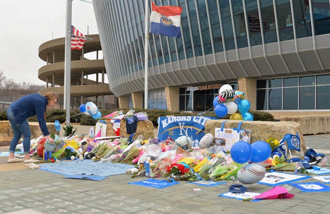Royals fans pay tribute to deceased pitcher Yordano Ventura.