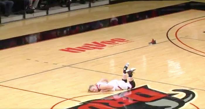 basketball player loses her sneaker