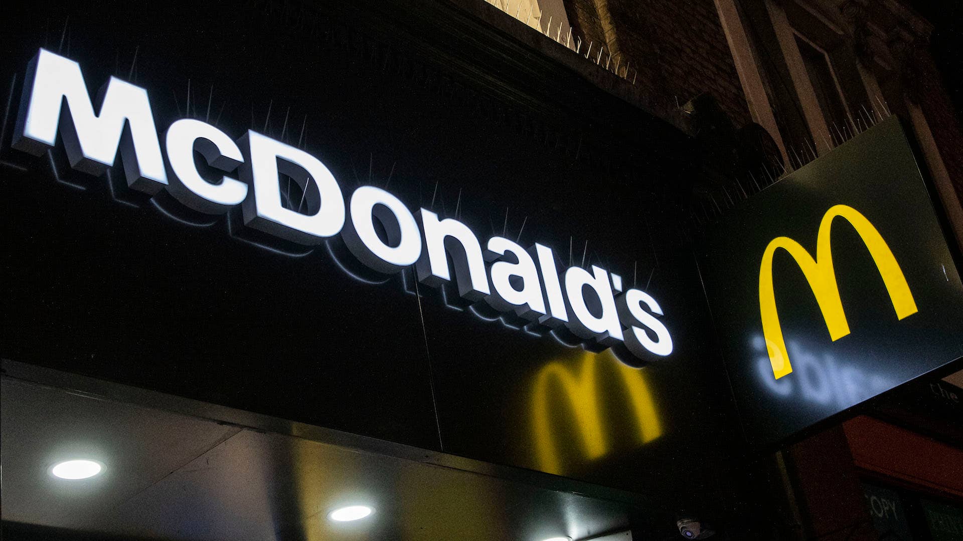 The McDonalds logo seen at night