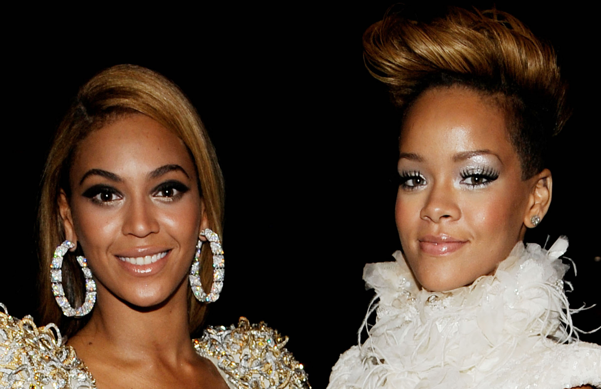 Rihanna Studied Beyoncé's Super Bowl Halftime Shows to Prep for Hers - E!  Online