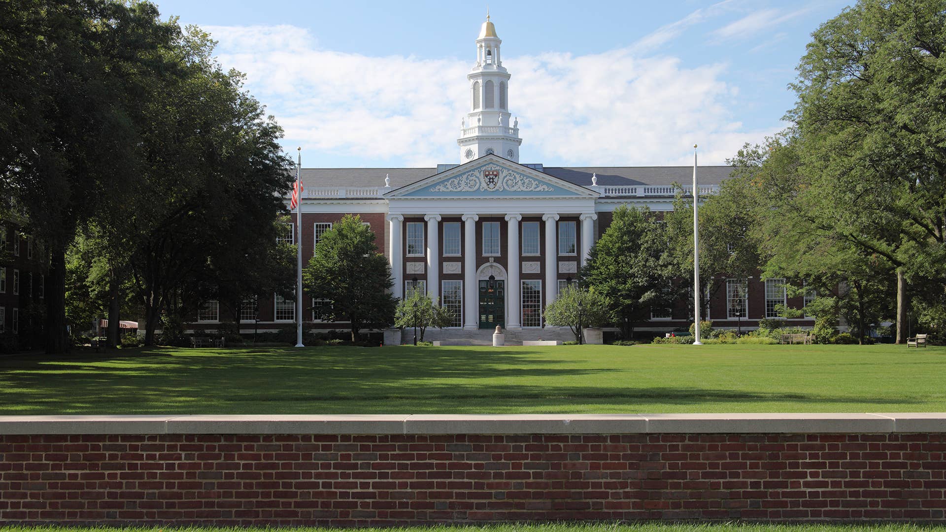 Harvard University is a university in Cambridge/Boston, Massachusetts