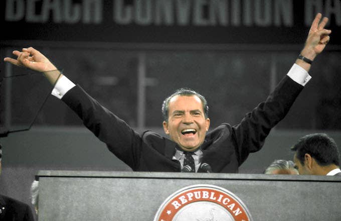 Nixon v sign