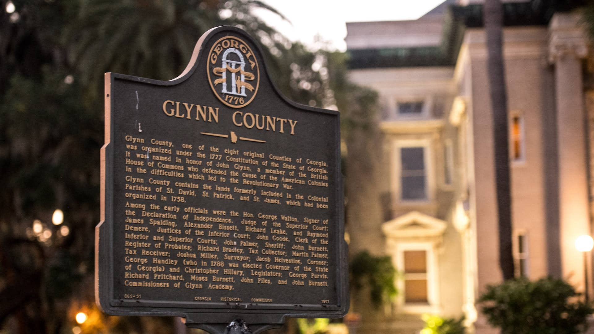 A marker stands in front of the historic Glynn County courthouse.