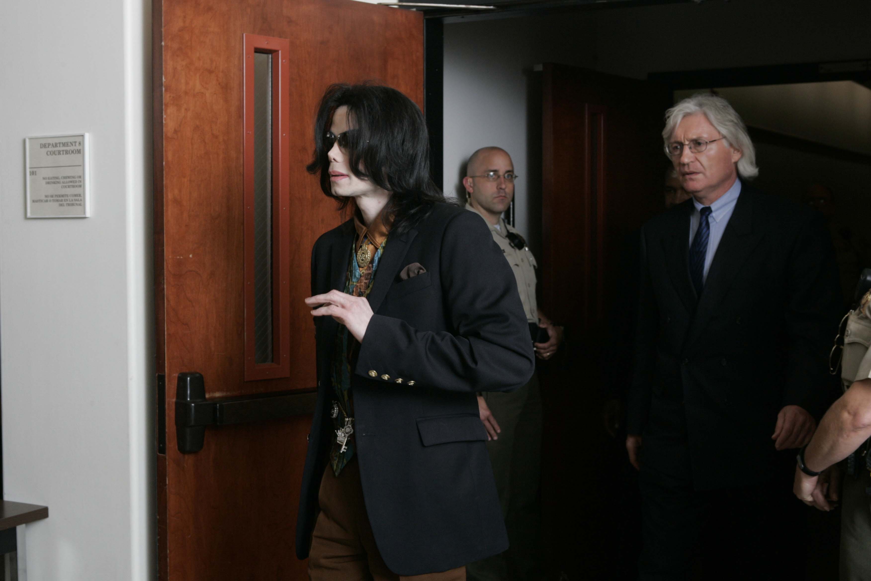 Michael Jackson and lead defense attorney Thomas Mesereau leave a Santa Barbara County courtroom