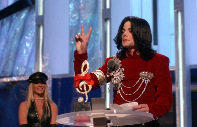 Michael with a birthday cake at the 2002 MTV Video Music Awards