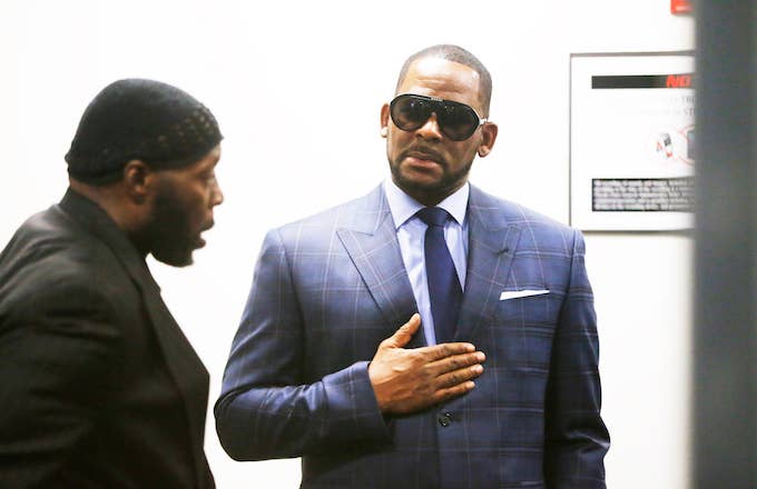 R. Kelly arrives at the Daley Center for his hearing on March 6, 2019 in Chicago, Illinois.