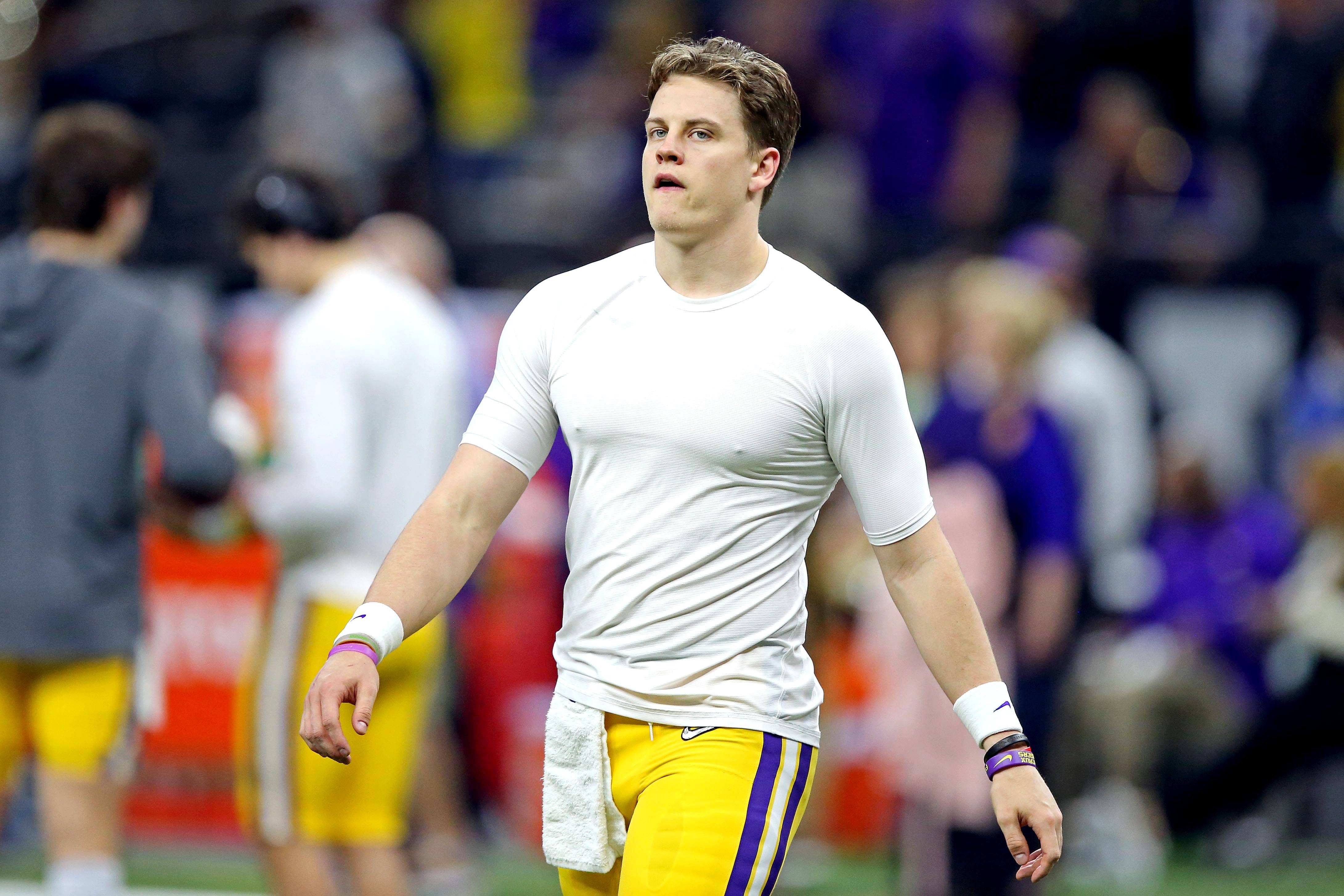 Joe Burrow surprises LSU professor with signed jersey, essay from her class