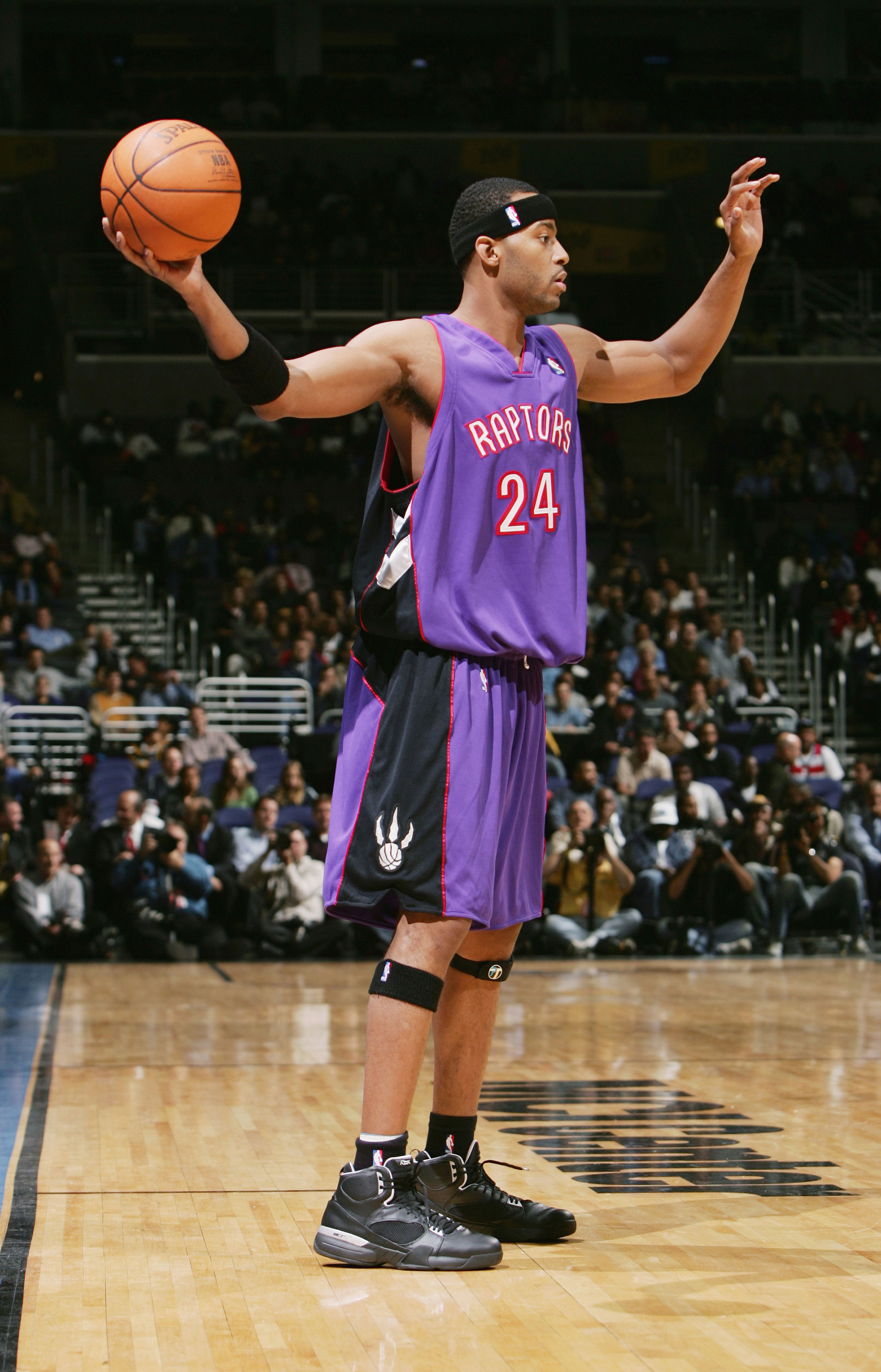 Morris Peterson #24 of the Toronto Raptors looks to pass against the Washington Wizards