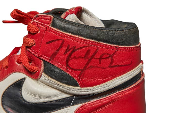 Air Jordan 1 OG Chicago 1985 Autographed