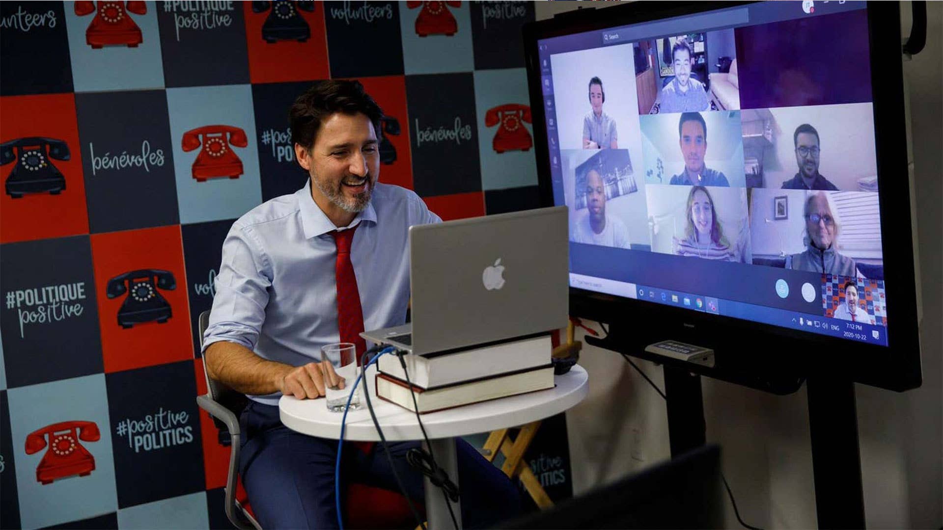 Justin Trudeau uses fake MacBook