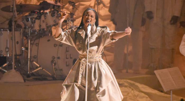 Rihanna performs at 2016 MTV VMAs