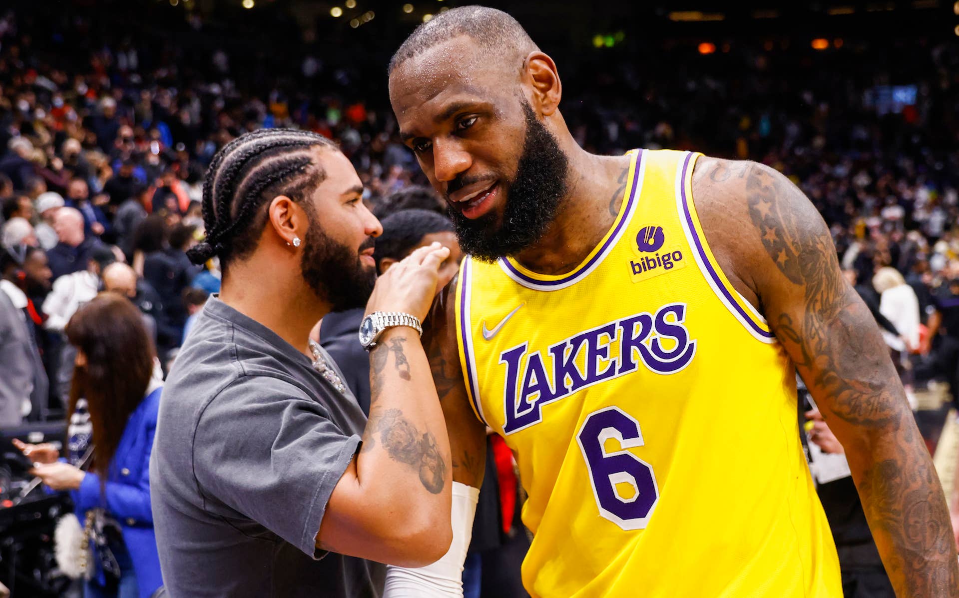 Drake and LeBron courtside during a March 2022 game between the Lakers and Raptors