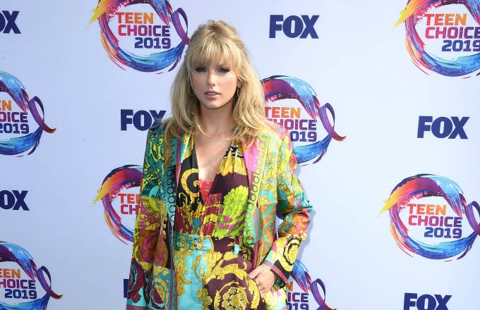 Taylor Swift arrives at the FOX&#x27;s Teen Choice Awards