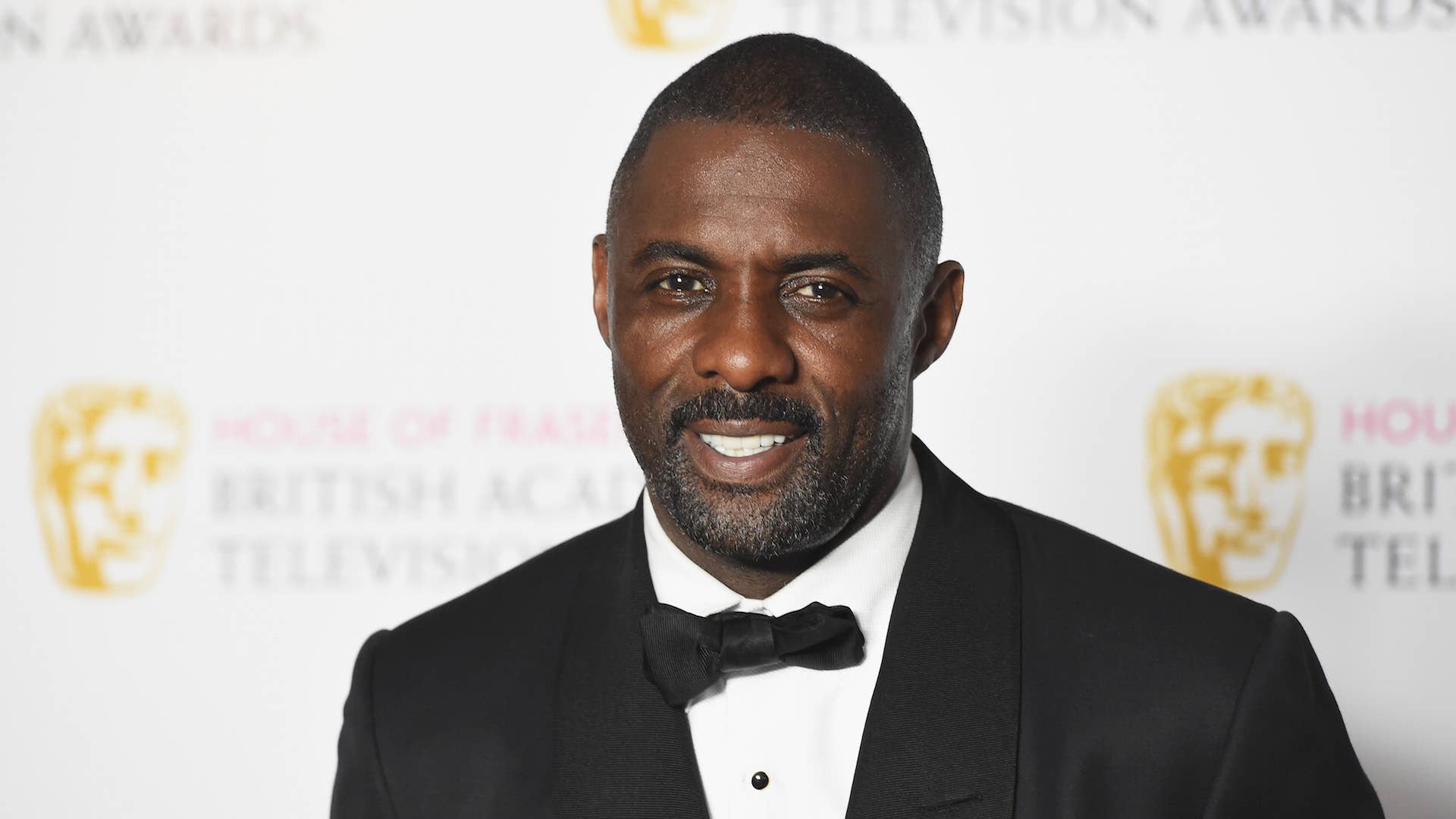 Idris Elba poses in the Winners room