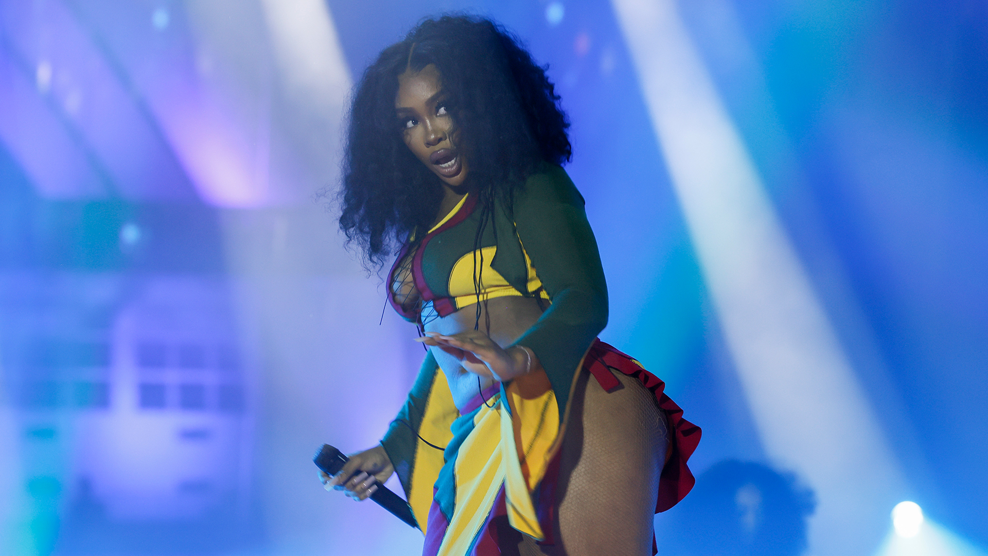 Review SZA packs the United Center for her SOS tour an arena headliner  on the rise
