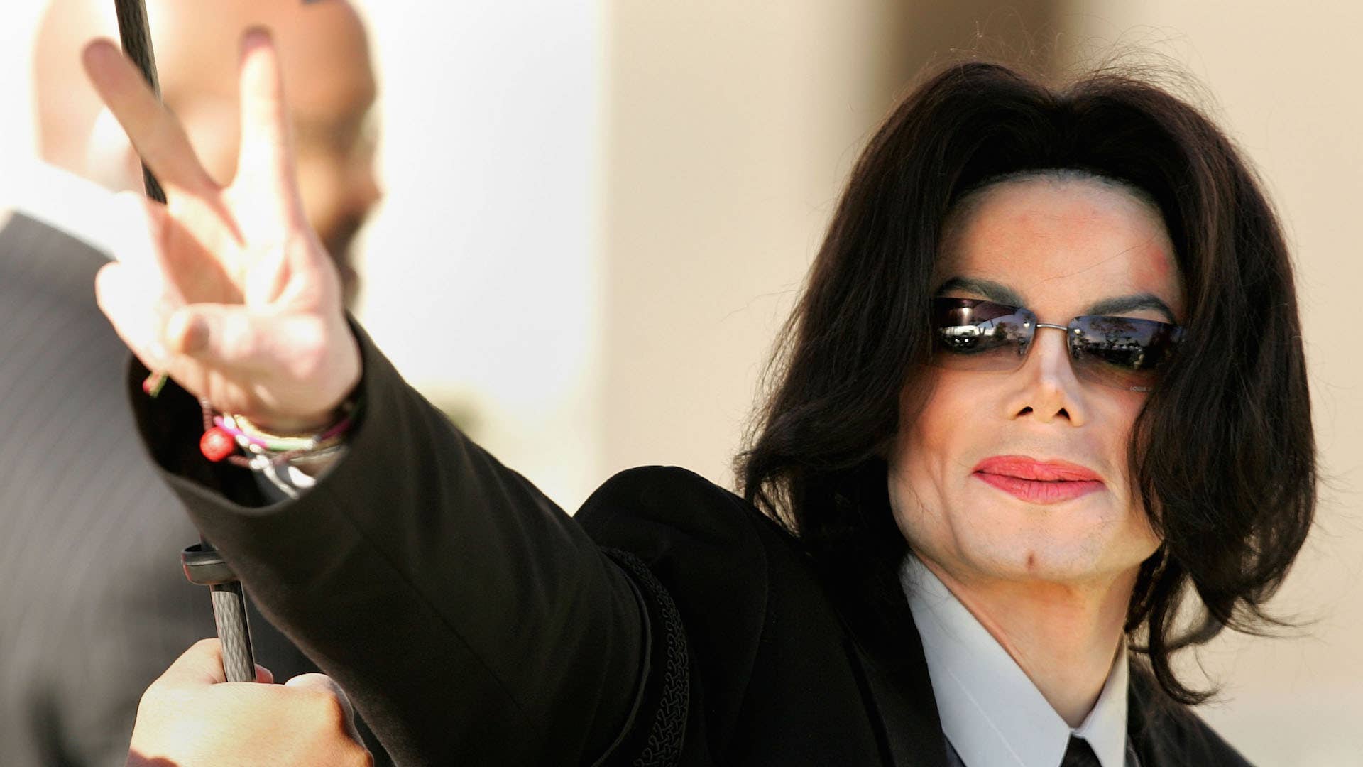 Michael Jackson walks into the Santa Maria Superior Court