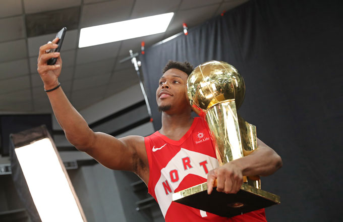 Kyle Lowry takes a selfie with the Larry O&#x27;Brien Trophy.