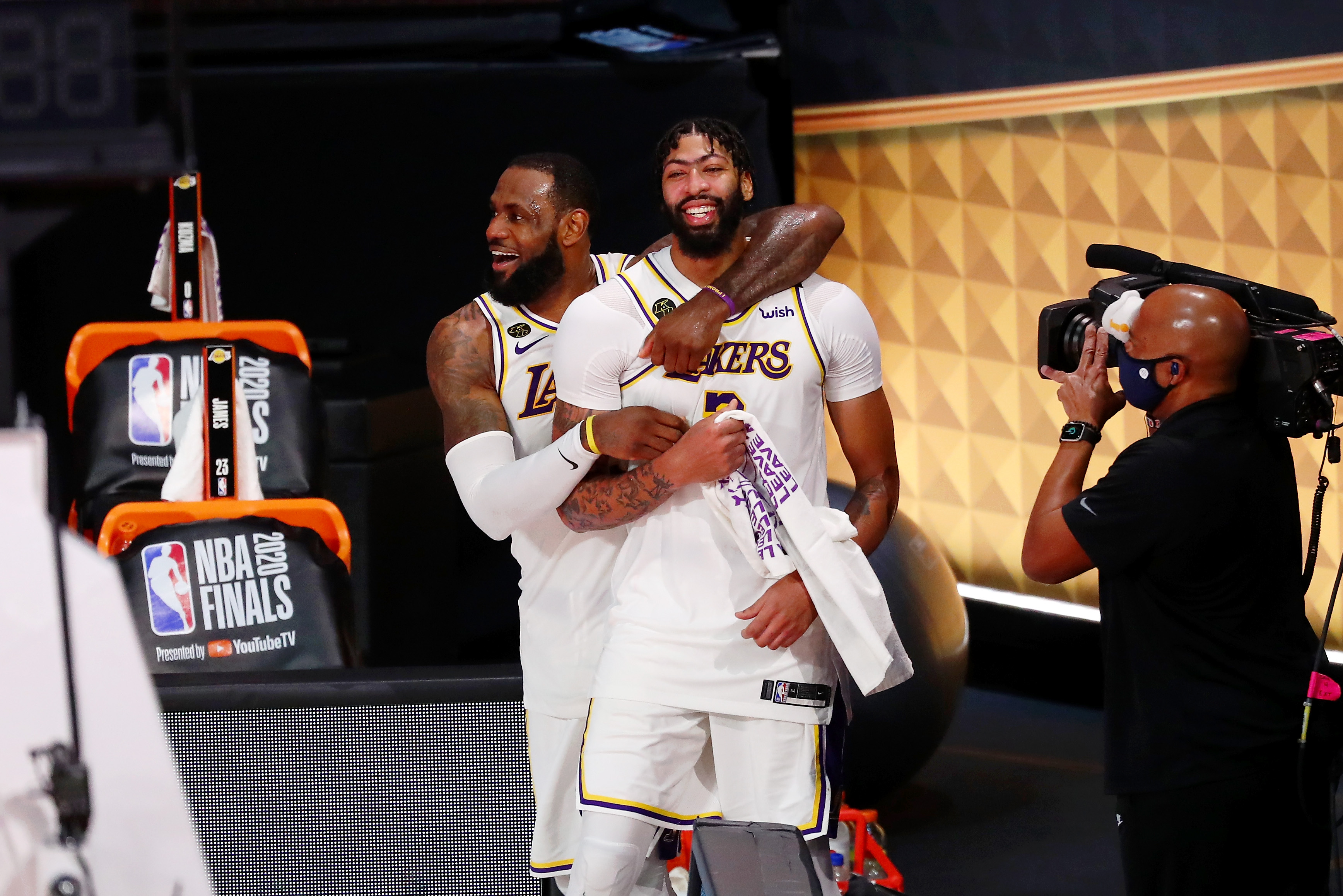 Anthony Davis LeBron James Game 6 Lakers Heat 2020 Hug