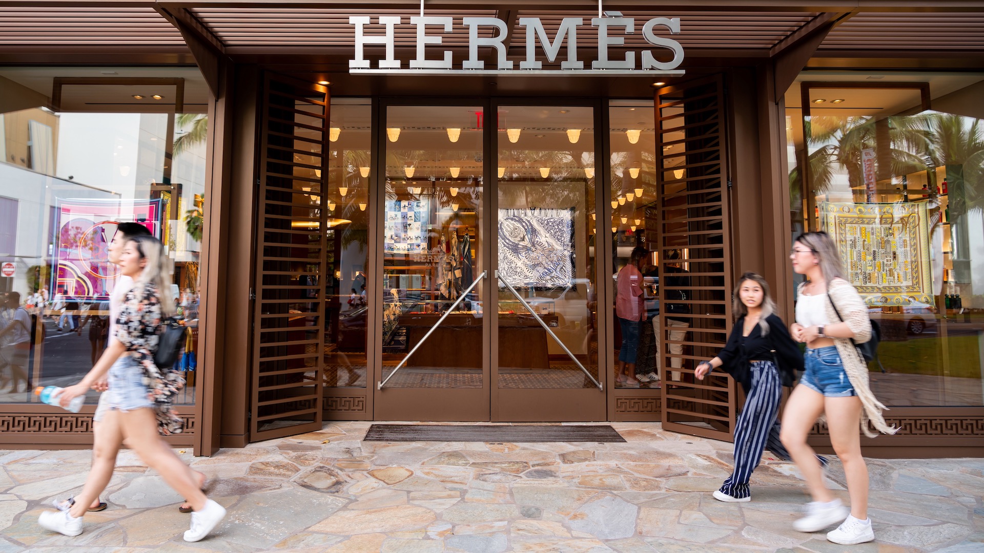 Hermès To Use Mushroom-Based Leather for Its Victoria Travel Bag