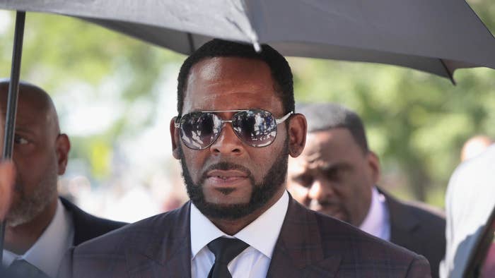 R&amp;B singer R. Kelly leaves the Leighton Criminal Courts Building