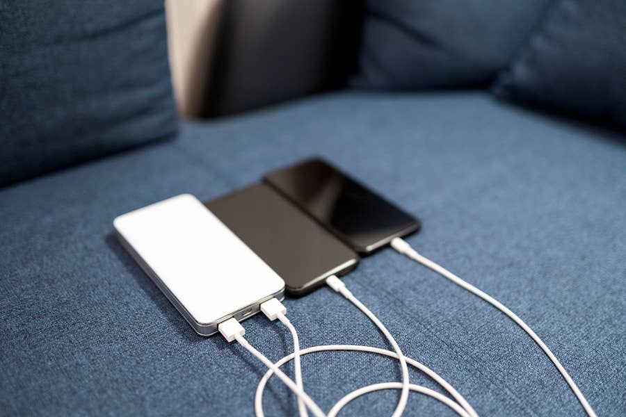 https://img.buzzfeed.com/buzzfeed-static/complex/images/qzvodxjcto07xmvhmnkq/work-from-home-gadgets-charging-station.jpg?downsize=900:*&output-format=auto&output-quality=auto