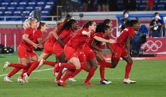 Players of Canada celebrate winning the women&#x27;s football final between Sweden and Canada at the Tokyo 2020 Olympic Games