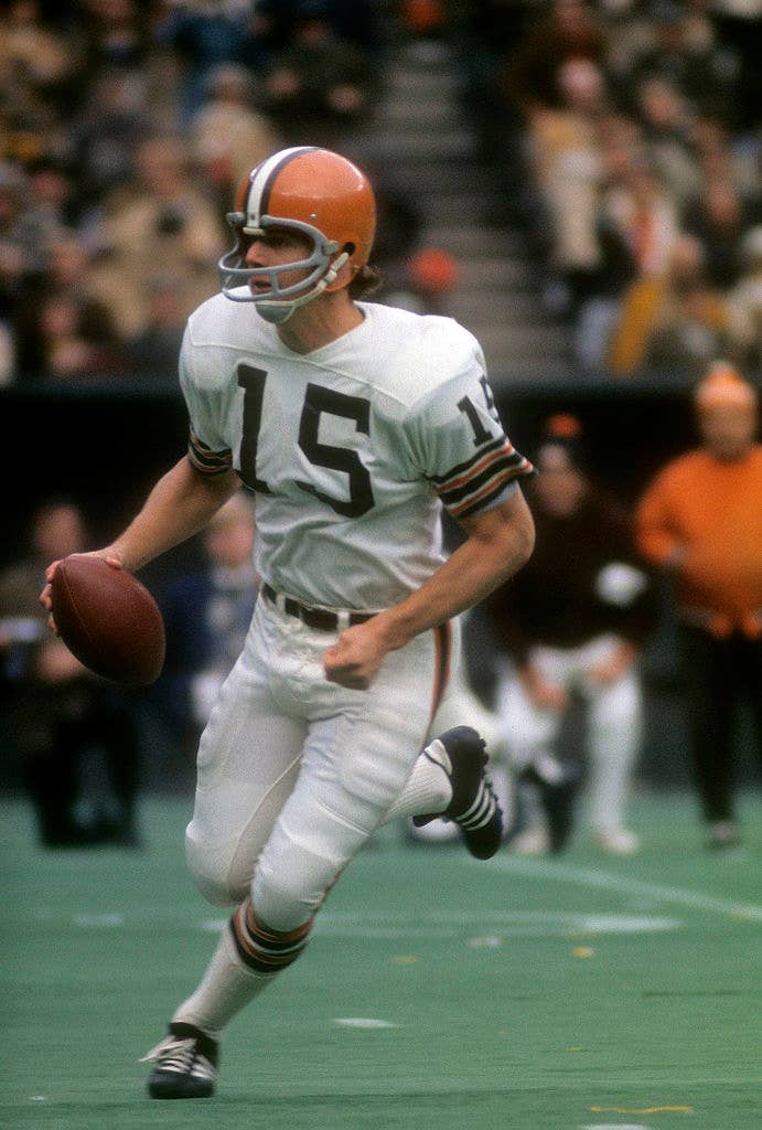 Cleveland Browns quarterback Mike Phipps drops back to pass during News  Photo - Getty Images