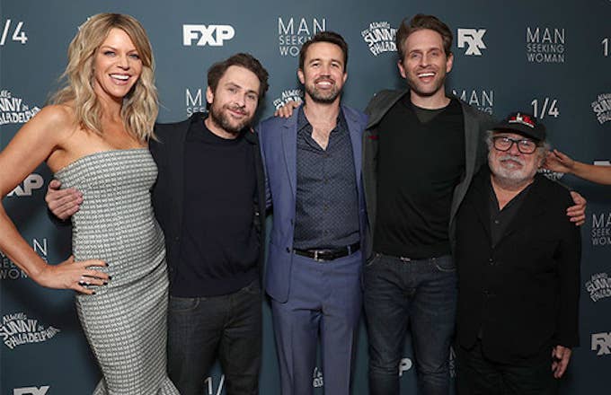 'It's Always Sunny' cast pose for photo together.