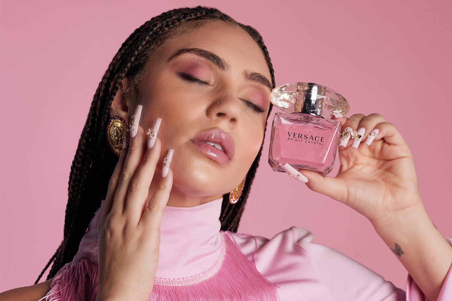 Makayla London Knows How to Rock a Versace Fragrance Complex