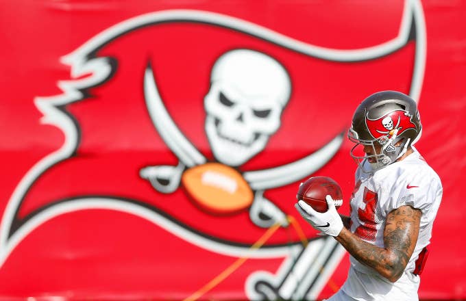 Mike Evans (13) makes a catch in front of the Bucs logo