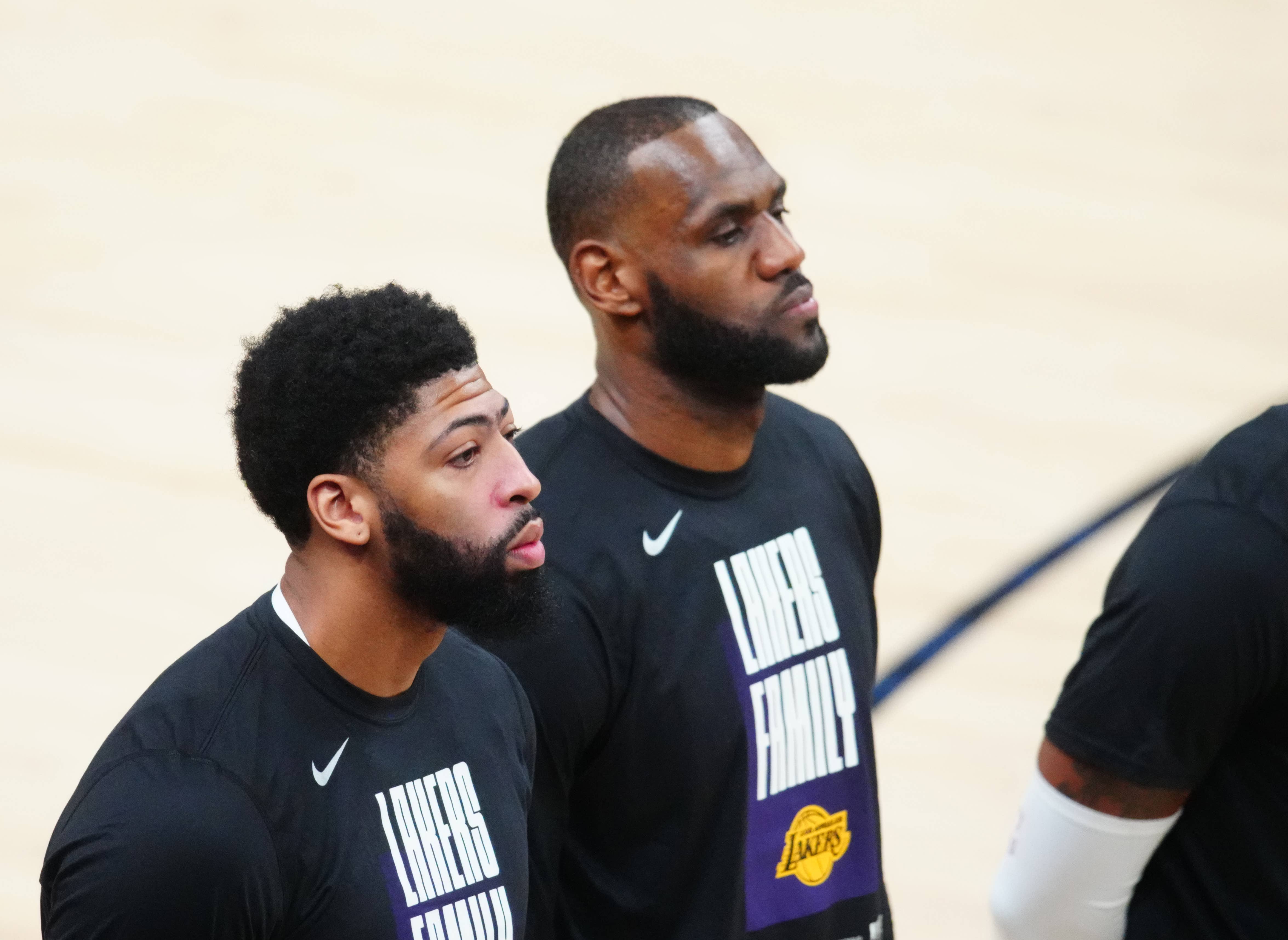 Anthony Davis LeBron James Warmups Lakers Suns 2021