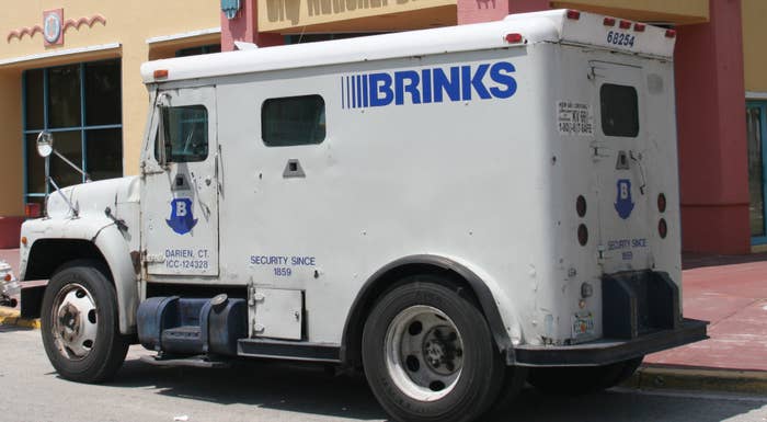 NYPD: 3 suspects wanted for stealing bag with $300,000 from Brinks truck in Sunset Park Jan 08, 2023, 7:47amUpdated 7h ago By: News 12 Staff   0:34 / 0:34    Police are searching for three suspects who robbed an armored security truck in Sunset Park on Friday