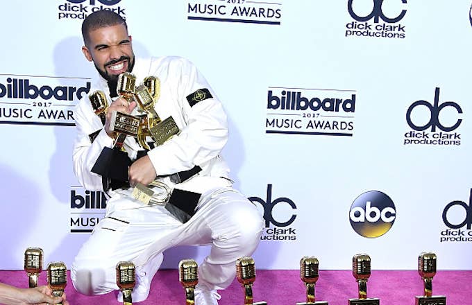 Drake poses at the 2017 Billboard Music Awards