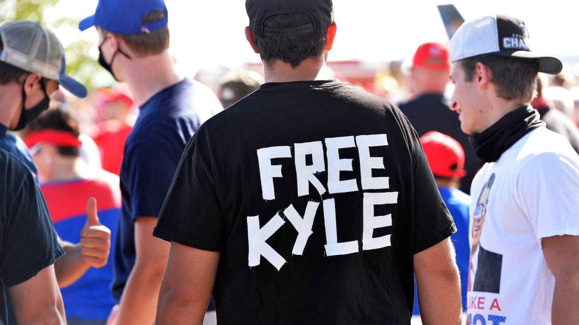 A man wears a shirt calling for freedom for Kyle Rittenhouse.