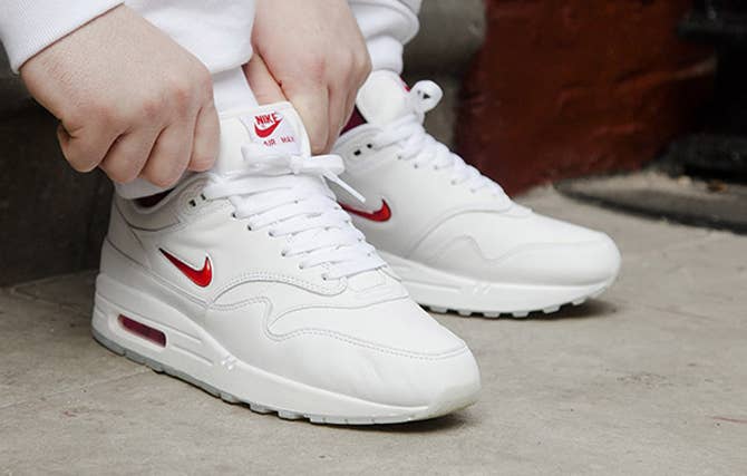 lona formal sucesor Jewel Swooshes Return on Nike Air Max 1s | Complex