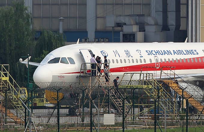 Sichuan Airlines plane