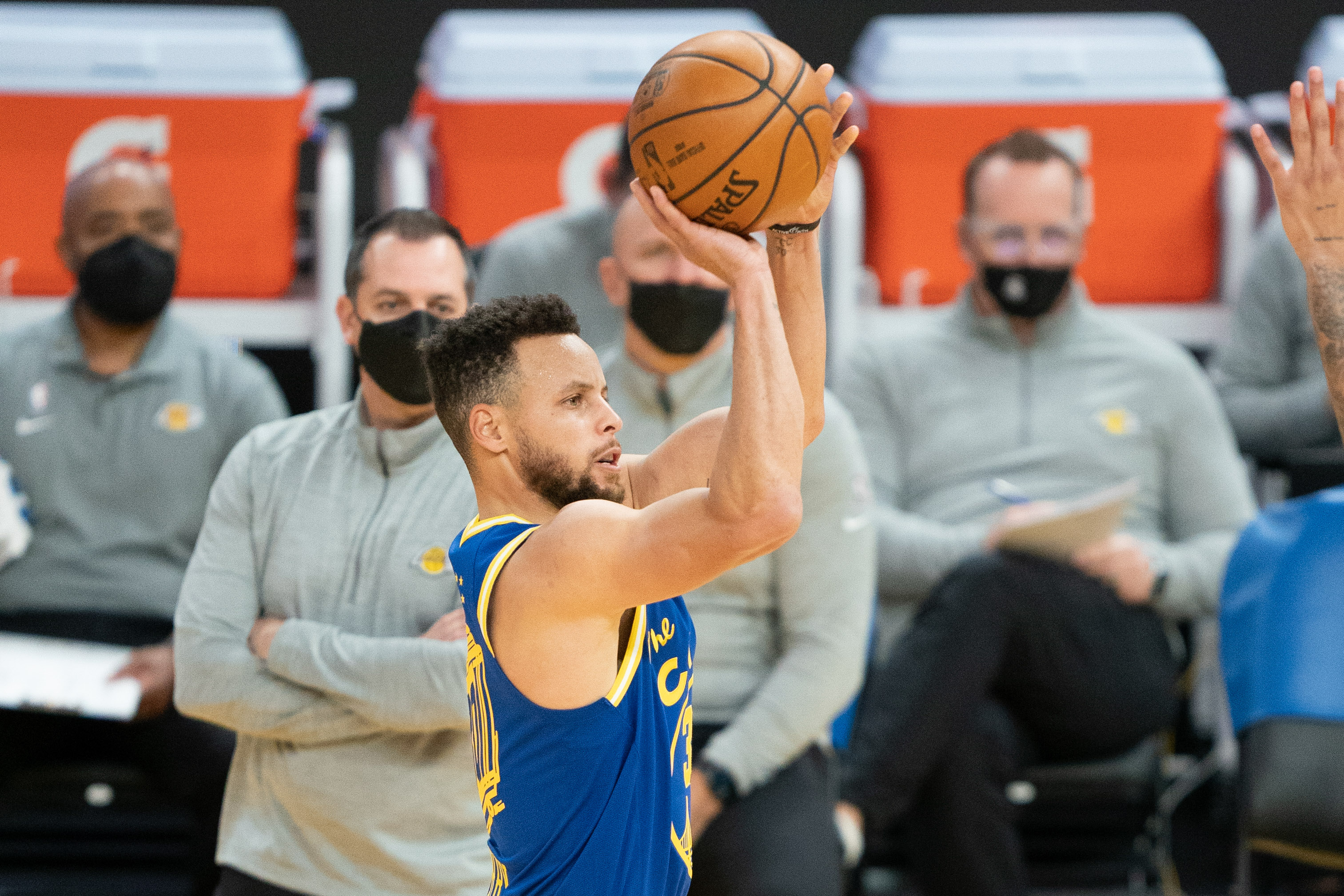 Steph Curry Warriors Lakers Bench Chase Center 2021