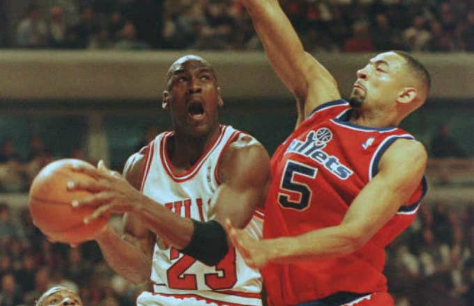 Chicago Bulls guard Michael Jordan(L) goes up for a basket against Juwan Howard
