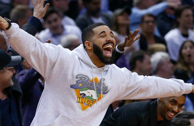 Drake gets in on the fun as the 4th quarter winds down.