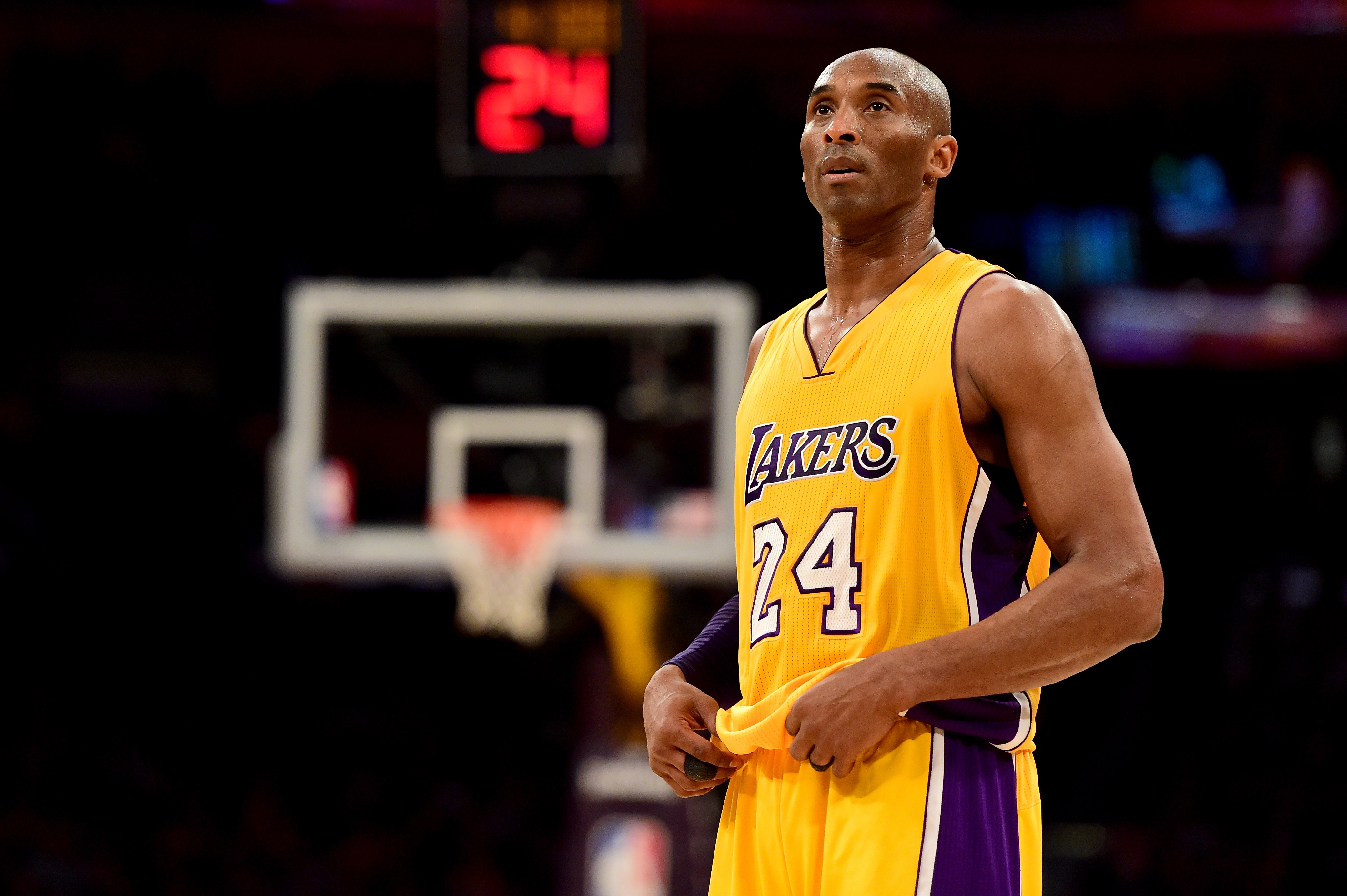 Rookie Kobe Bryant practices free throws with his non-shooting