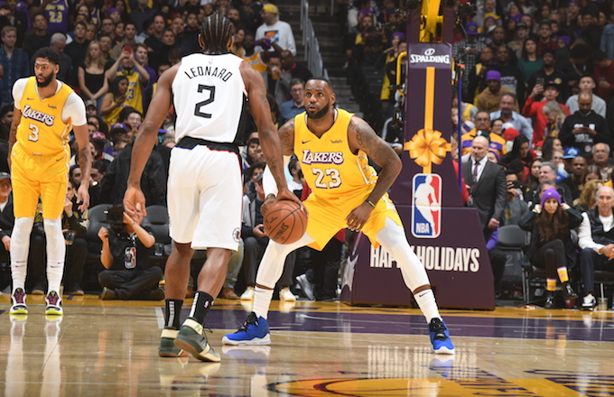 LeBron James plays defense against Kawhi Leonard during Lakers/Clippers game.