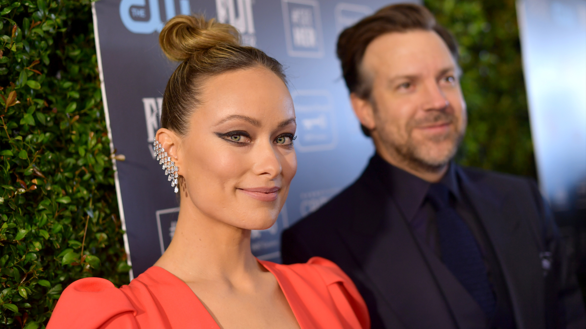 Olivia and Jason are pictured on the red carpet