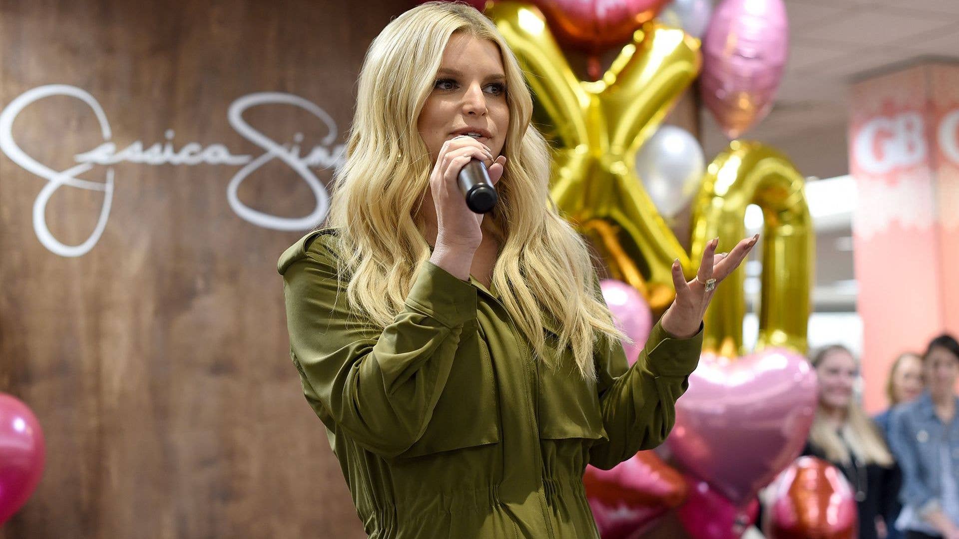jessica simpson speaking at an event.