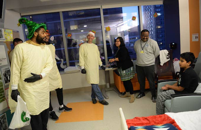 Kyrie Irving debates patient at Boston Children&#x27;s Hospital