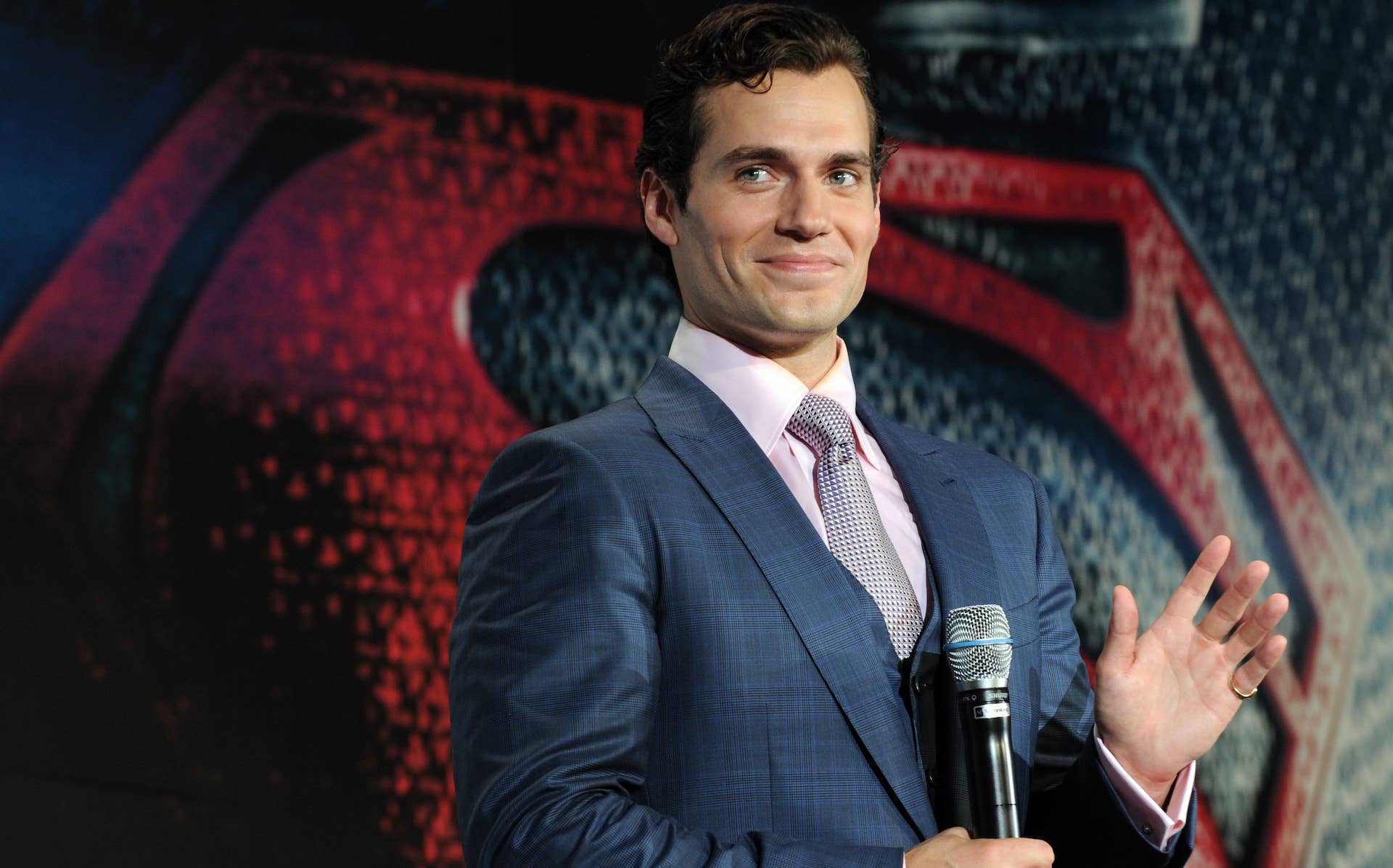 BATMAN V. SUPERMAN: First Look at Actor Henry Cavill On Set in His